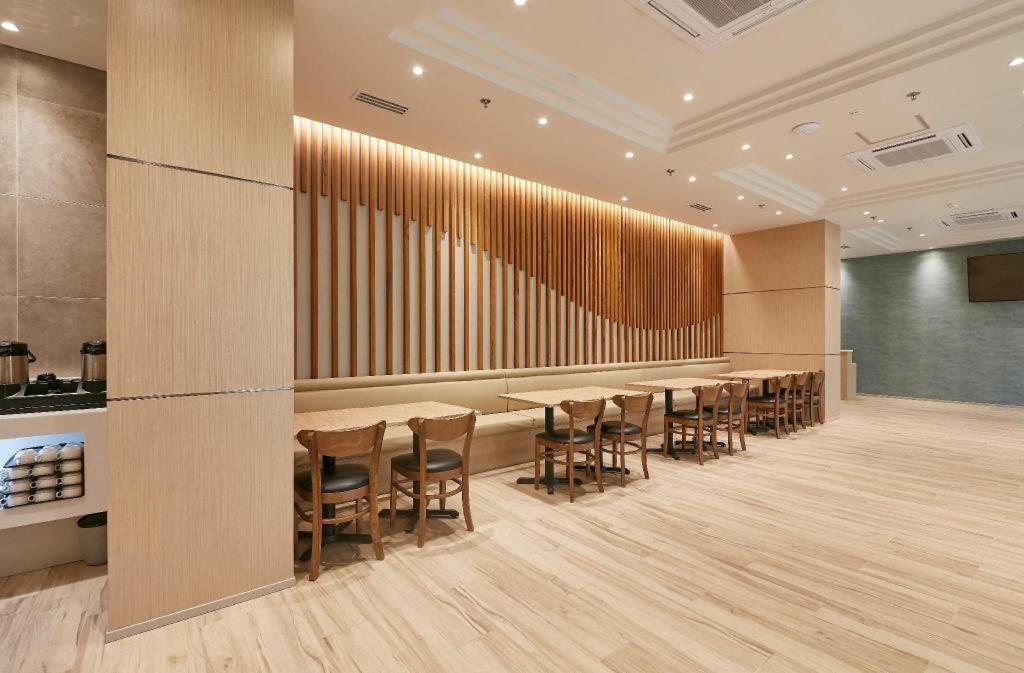 Wishton Hotel Rangum Exterior foto